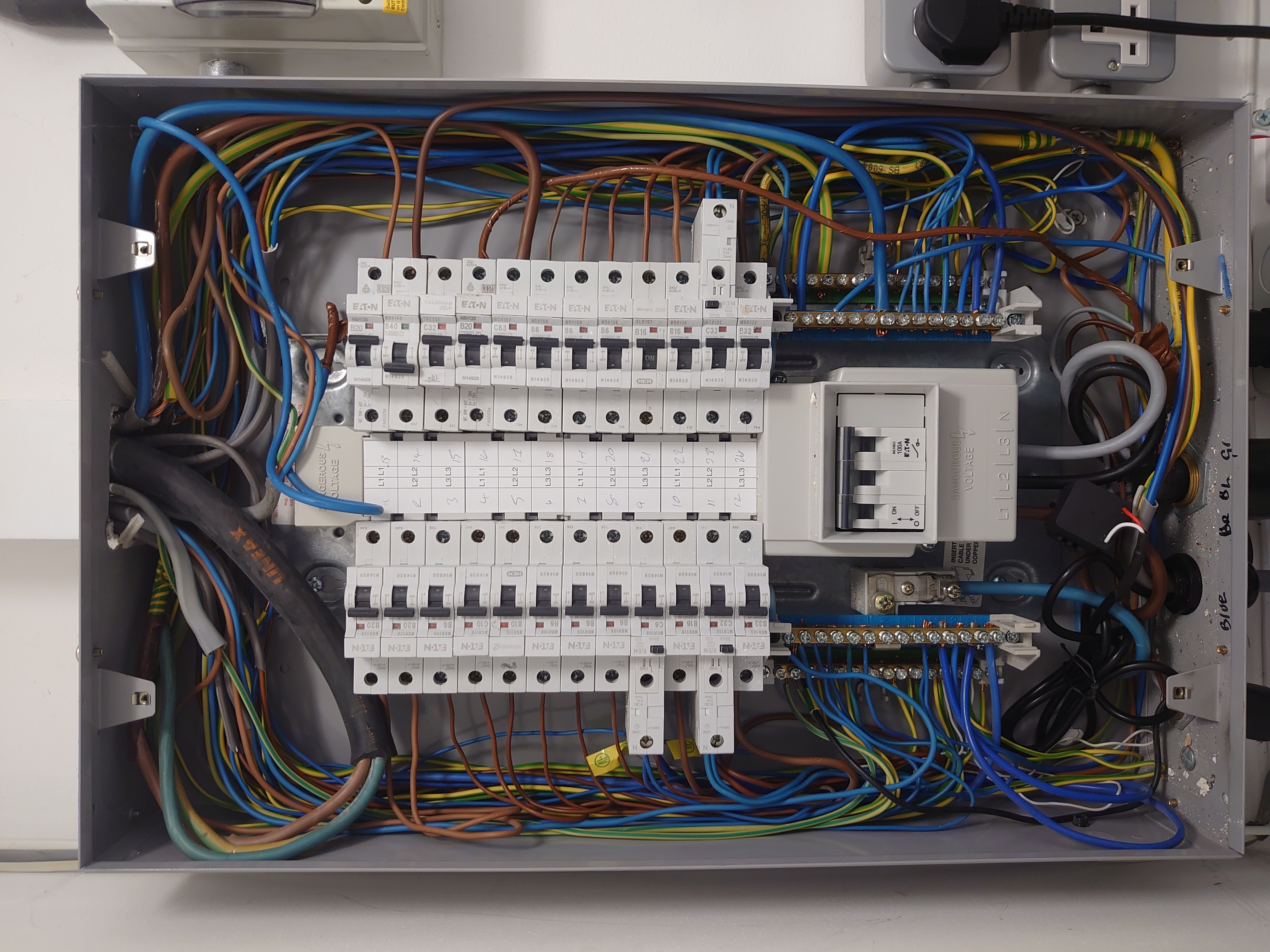 Electrical distribution board and circuit wiring